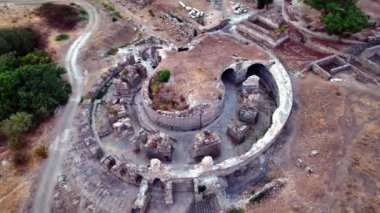 Antik şehir Asklepion 'un havadan görünüşü, tarihteki ilk hastane. Yüksek kaliteli FullHD görüntüler