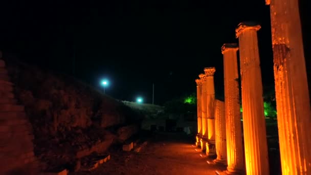 Φωτισμένη Άποψη Ιστορικών Κιόνων Στην Αρχαία Πόλη Του Ασκληπιού Του — Αρχείο Βίντεο