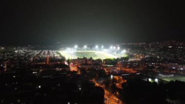 Hipodrom 'un, at yarışının yapıldığı şehirdeki akşam ışıklarının hava görüntüsü. Yüksek kaliteli FullHD görüntüler