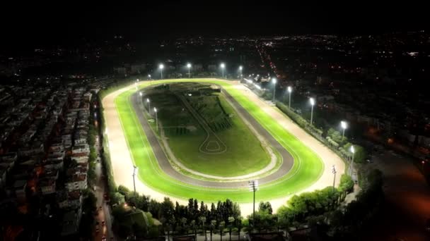 競馬が開催されている都市の競馬場の夜の光の空中ビュー 高品質のフルHd映像 — ストック動画