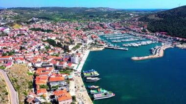 Cesme 'nin havadan görünüşü, tarihi kalesi ve marinası, turizmin dünyaca ünlü hindi bölgesi. Yüksek kalite 4k görüntü