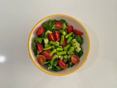 Domates, roka, salatalık ve biberden oluşan ünlü Ege Türk mutfağı salatası. Yüksek kalite fotoğraf