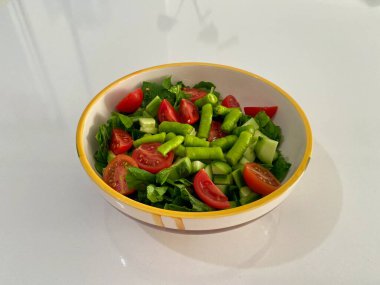 Domates, roka, salatalık ve biberden oluşan ünlü Ege Türk mutfağı salatası. Yüksek kalite fotoğraf