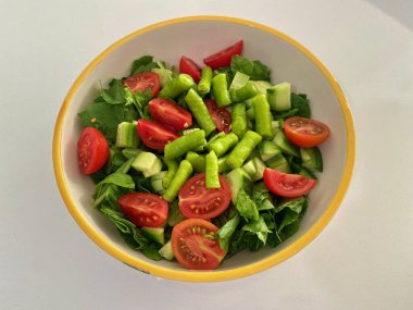 Domates, roka, salatalık ve biberden oluşan ünlü Ege Türk mutfağı salatası. Yüksek kalite fotoğraf