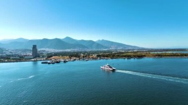 İzmir 'deki feribotun hava görüntüsü, şehir manzaralı yüksek kaliteli görüntülerle birlikte yolcu iskelesine yaklaşıyor.