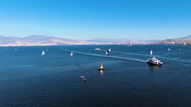 Légi Időeltolódás Kilátás Vitorlás Hajók Cirkáló Izmir Bay Kiváló Minőségű — Stock videók
