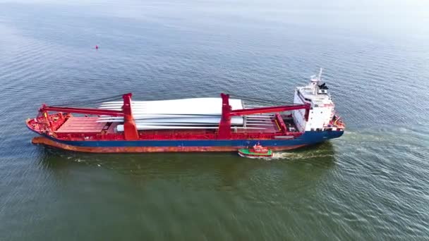 Fuld Luftfoto Rødt Fragtskib Transporterer Vejrhane Propel Fremme Det Ægæiske – Stock-video