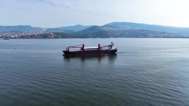 Rüzgar Gülü Pervanesi Taşıyan Kırmızı Kargo Gemisinin Tam Görüntüsü Ege — Stok video