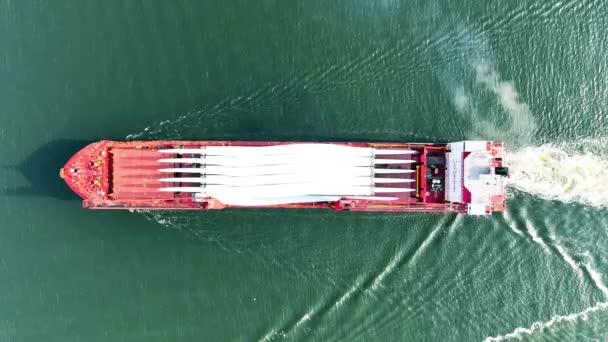 从伊兹密尔湾4K的爱琴海驶出的运载气象叶片螺旋桨的红色货船全景 — 图库视频影像