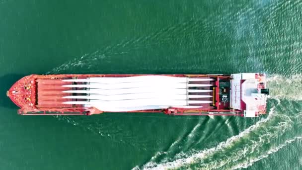 Volledig Zicht Vanuit Lucht Het Rode Vrachtschip Met Windvaan Propeller — Stockvideo