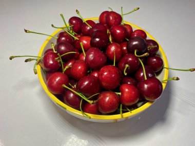 Tabakta Türk kirazı var. Yüksek kalite fotoğraf