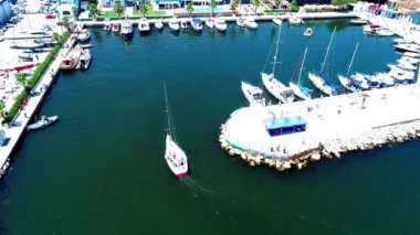 Ege Denizi 'nde ilerleyen yelkenlinin hava takibi. Yüksek kaliteli FullHD görüntüler