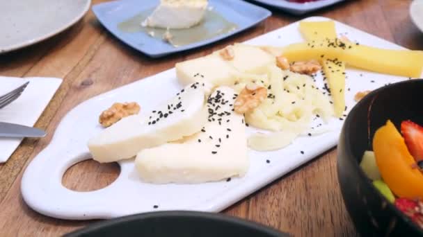 Ontbijttafel Houten Tafel Hoge Kwaliteit Beeldmateriaal — Stockvideo