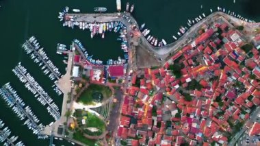 Hindide turistik. Ege 'nin ilginç kasabası Sigacik köyünün havadan görünüşü.