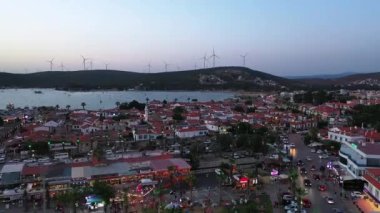 Hindide turistik. Ege 'nin ilginç kasabası Sigacik köyünün havadan görünüşü.