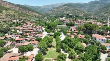 İnsansız hava aracıyla tarihi birgi köyündeki tarihi evlerin hava görüntüsü. Yüksek kalite 4k görüntü
