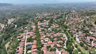 İnsansız hava aracıyla tarihi birgi köyündeki tarihi evlerin hava görüntüsü. Yüksek kalite 4k görüntü