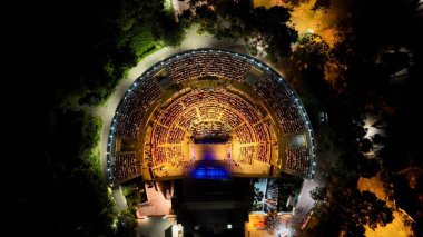 Konseri izleyen ve açık hava tiyatrosunda eğlenen insanların insansız hava görüntüsü. 