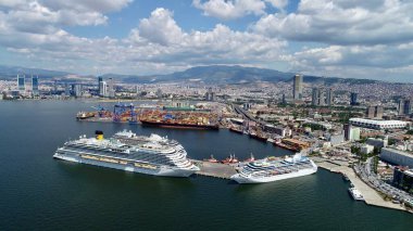 Aynı anda İzmir limanına gelen üç yolcu gemisinin manzarası şehrin havadan görüntüsüyle birlikte. 