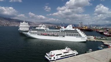 Aynı anda İzmir limanına gelen üç yolcu gemisinin manzarası şehrin havadan görüntüsüyle birlikte. 