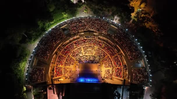 在露天剧场观看音乐会和享受乐趣的无人驾驶飞机的鸟瞰 — 图库视频影像