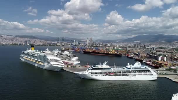 Uma Vista Dos Navios Cruzeiro Que Chegam Porto Izmir Mesmo — Vídeo de Stock