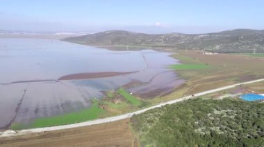 Yerin üstündeki suyun yeraltı kuyularında biriktiği doğal şelale çukurlarının havadan görünüşü. kaliteli görüntüler