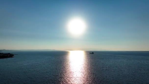 夜間の太陽の風景で開かれた海を航行する貨物船の空中視界 高品質の4K映像 — ストック動画