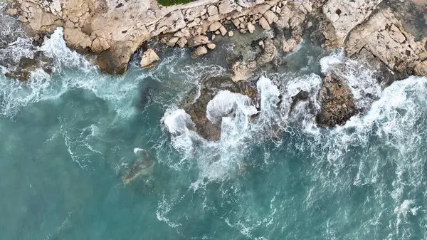 Αεροφωτογραφία Των Θαλάσσιων Κυμάτων Που Χτυπούν Βράχια Drone Υψηλής Ποιότητας Φωτογραφία Αρχείου