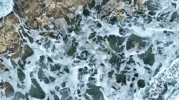 Αεροφωτογραφία Των Θαλάσσιων Κυμάτων Που Χτυπούν Βράχια Drone Υψηλής Ποιότητας Royalty Free Φωτογραφίες Αρχείου