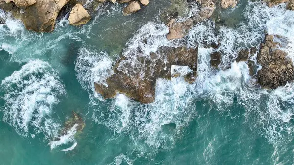 Αεροφωτογραφία Των Θαλάσσιων Κυμάτων Που Χτυπούν Βράχια Drone Υψηλής Ποιότητας Royalty Free Εικόνες Αρχείου