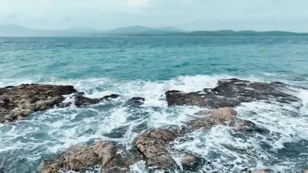Letecký Pohled Mořské Vlny Narážející Skály Drone Vysoké Kvality — Stock video