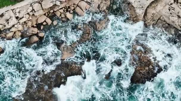 ドローン高品質の岩に衝突する海の波の空中ビュー — ストック動画