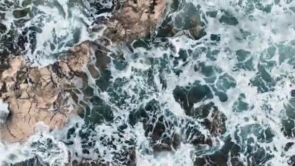 Аерофотозйомка Морських Хвиль Які Ють Скелях Безпілотником Високої Якості — стокове відео