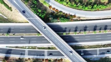 Güneşli bir günde otoyolda giden arabaların hava manzarası. Yüksek kalite 4k görüntü