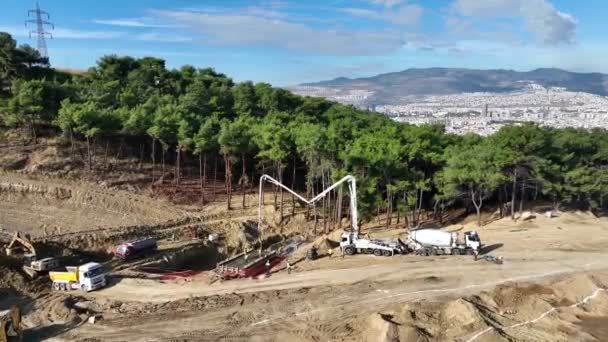 Beton Döken Orman Bölgesinde Inşaat Yapan Işçilerin Hava Görüntüsü Yüksek — Stok video