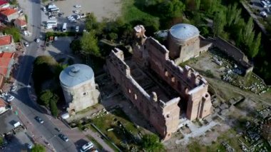 Bergama 'nın başkenti Kzl Avlu' nun (Kırmızı Salon Bazilikası) Roma tapınağının havadan görünüşü