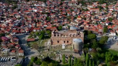 Bergama 'nın başkenti Kzl Avlu' nun (Kırmızı Salon Bazilikası) Roma tapınağının havadan görünüşü
