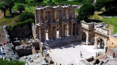 Güneşli bir günde antik Ephesus şehrinin, Celsus kütüphanesinin ve antik Roma tiyatrosunun insansız hava aracı görüntüleri.