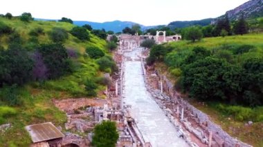 Güneşli bir günde antik Ephesus şehrinin, Celsus kütüphanesinin ve antik Roma tiyatrosunun insansız hava aracı görüntüleri.