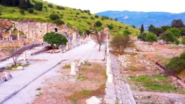 Güneşli bir günde antik Ephesus şehrinin, Celsus kütüphanesinin ve antik Roma tiyatrosunun insansız hava aracı görüntüleri.