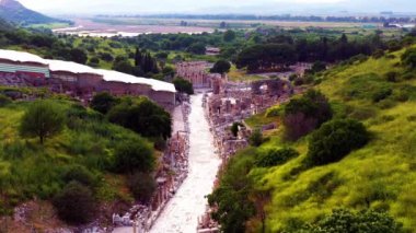 Güneşli bir günde antik Ephesus şehrinin, Celsus kütüphanesinin ve antik Roma tiyatrosunun insansız hava aracı görüntüleri.