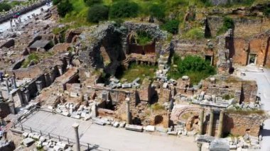 Güneşli bir günde antik Ephesus şehrinin, Celsus kütüphanesinin ve antik Roma tiyatrosunun insansız hava aracı görüntüleri.