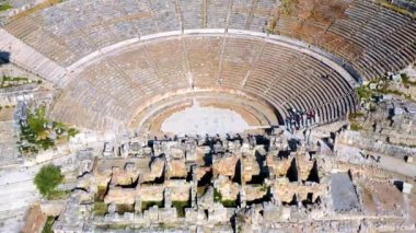 Güneşli bir günde antik Ephesus şehrinin, Celsus kütüphanesinin ve antik Roma tiyatrosunun insansız hava aracı görüntüleri.
