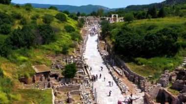 Güneşli bir günde antik Ephesus şehrinin, Celsus kütüphanesinin ve antik Roma tiyatrosunun insansız hava aracı görüntüleri.