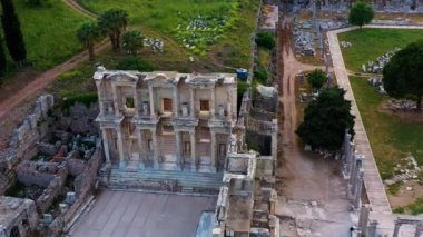 Güneşli bir günde antik Ephesus şehrinin, Celsus kütüphanesinin ve antik Roma tiyatrosunun insansız hava aracı görüntüleri.