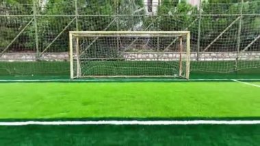 Futbol sahası ve insansız hava aracı ile futbol sahası görüntüsü. Yüksek kalite 4k görüntü