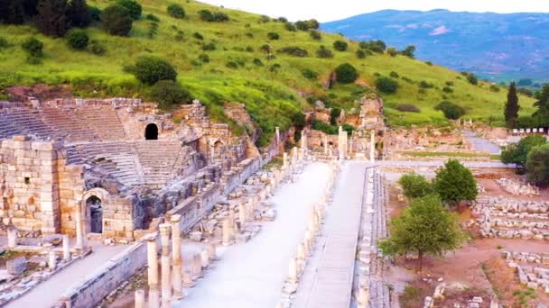 エフェソスの古代都市 ケルサスの図書館と古代ローマの劇場の空中ドローンショット — ストック動画