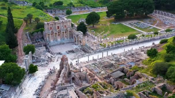 エフェソスの古代都市 ケルサスの図書館と古代ローマの劇場の空中ドローンショット — ストック動画
