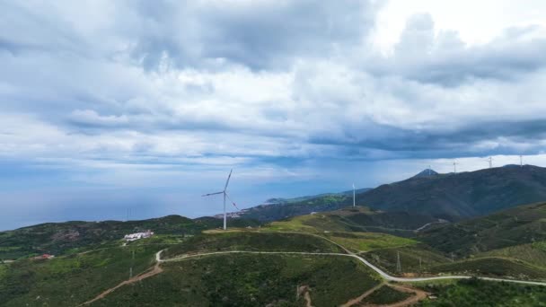 ハイランドの美しい曇りの空にエネルギー生産のための風車農場の空中ビュー 高品質の4K映像 — ストック動画